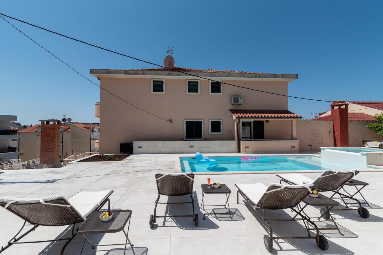 Villa Lavandula With Heated Swimming Pool 特罗吉尔 外观 照片